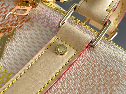 LV

TRAVELLING BAG COPY ONE 

SPECIAL OFFER ONLY 

125 dhs🪙🌨️
⛔️

Zain39
♥️♥️♥️