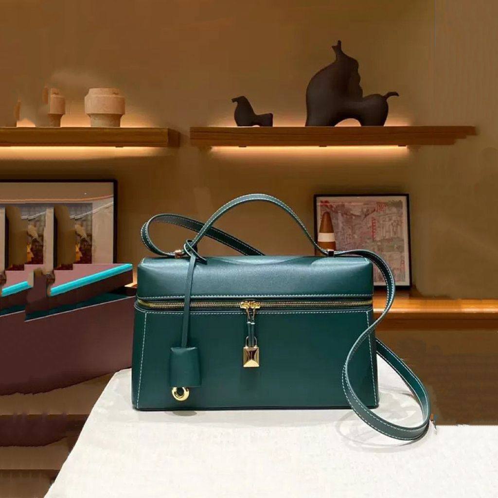 LORA PIANA 

GOOD QUALITY 
WITH BOX 
🎁🎁🎁

95 dhs✅

Zain39
♥️♥️♥️