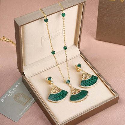 Bvlgari SET
MASTER 
NECKLACE & EARRING
170 dhs🪙🖤

Zain89
♥️♥️♥️