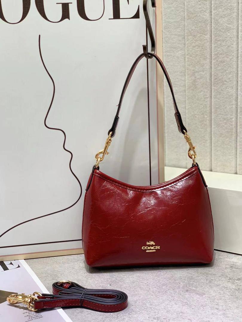 Coach 
90 dhs✅
with box
🎁🎁🎁

size 20×7.5×16cm

Zain42
♥️♥️♥️