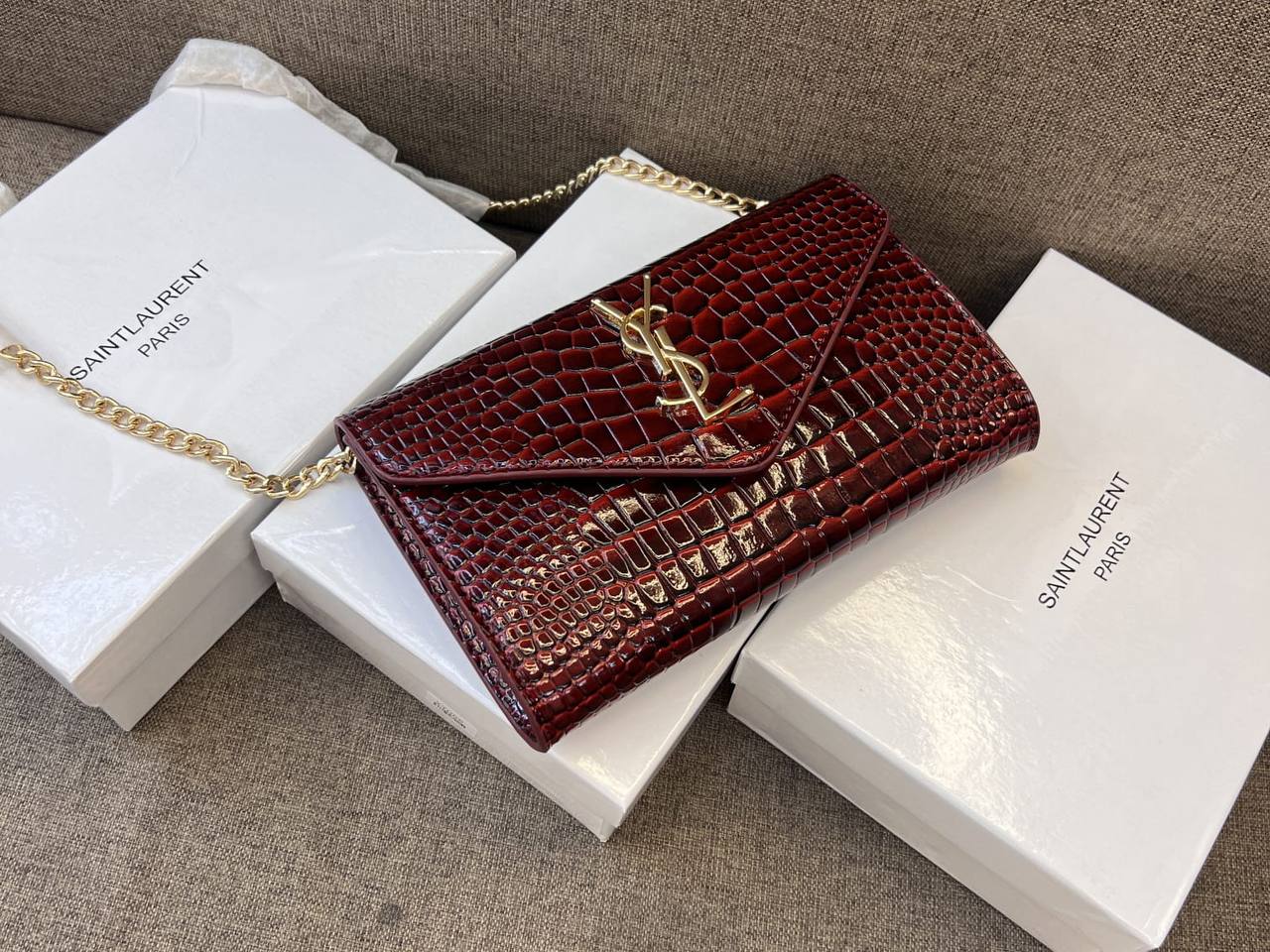 YSL
90 dhs✅

with box
🎁🎁🎁

size 22cm

Zain26
♥️♥️♥️