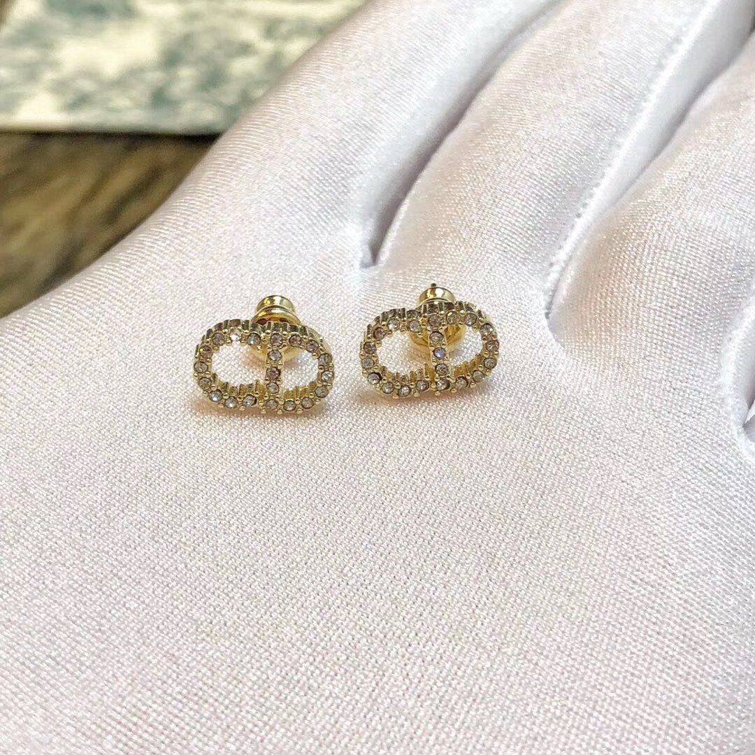 Dior 🦋*
Necklace ✨
Earring 🍁
Bracelet 🐦‍🔥
Master quality 💯
With normal boxes 🗃️ 
120 dhs✅
With master box 📦 
130 dhs✅

Zain216
♥️♥️♥️