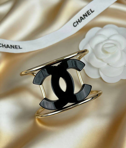 Chanel 
CC  BRACELET CUFF*
   90 dhs💓
    *Master Quality*🔥
         _*WITH*_
          _*Box*_📦AND Paper BAG🛍️
🎁🎁🎁

Zain89
♥️♥️♥️
