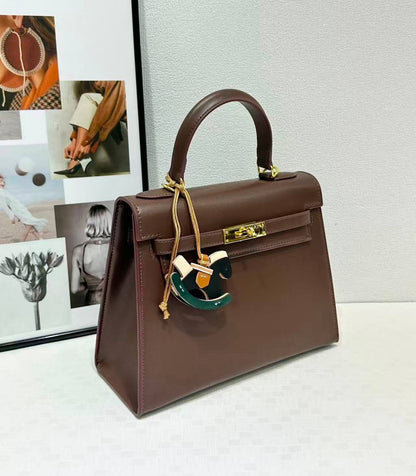 HERMES KELLY BIG SIZE NEW CAME GOOD QUALITY 
120 dhs🇦🇪🇦🇪
Size: 28cm

Zain295
♥️♥️♥️