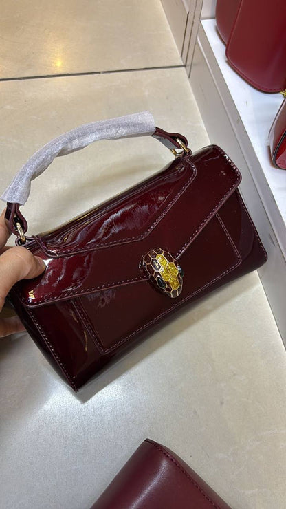 Bvlgari
good quality, 
comes with box, 👌👌🎁

size... 21*13 cm 
120 dhs🇦🇪

Zain12
♥️♥️♥️