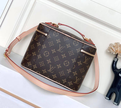 LOUIS VUITTON

 NEW CAME

 GOOD QUALITY 
WITH BOX 

BIG SIZE         105 dhs
MEDUIM SIZE 100 dhs
SMALL SIZE  95 dhs 


Zain39
Zain295
♥️♥️♥️