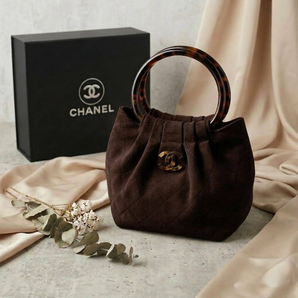 CHANEL ʜᴏʙᴏ ʜᴀɴᴅʙᴀɢ
ᴛᴏʀᴛᴏɪsᴇsʜᴇʟʟ sᴛʏʟᴇ ᴘʟᴇxɪɢʟᴀss
ɢᴏʟᴅ ᴛᴏɴᴇ ᴍᴇᴛᴀʟ 
ᴅᴏᴜʙʟᴇ C ʟᴏɢᴏ
sᴜᴇᴅᴇ ᴍᴀᴛᴇʀɪᴀʟ
sɪᴢᴇ : 15 x 7 x 17 cm

ᴡɪᴛʜ BOX
🎁🎁🎁

90 dhs✅

Zain31
♥️♥️♥️