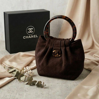 CHANEL ʜᴏʙᴏ ʜᴀɴᴅʙᴀɢ
ᴛᴏʀᴛᴏɪsᴇsʜᴇʟʟ sᴛʏʟᴇ ᴘʟᴇxɪɢʟᴀss
ɢᴏʟᴅ ᴛᴏɴᴇ ᴍᴇᴛᴀʟ 
ᴅᴏᴜʙʟᴇ C ʟᴏɢᴏ
sᴜᴇᴅᴇ ᴍᴀᴛᴇʀɪᴀʟ
sɪᴢᴇ : 15 x 7 x 17 cm

ᴡɪᴛʜ BOX
🎁🎁🎁

90 dhs✅

Zain31
♥️♥️♥️