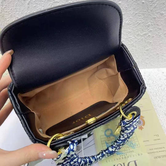 Dior
17.*15*10 cm
With box 
🎁🎁🎁

90 dhs🪙💚

Zain17
♥️♥️