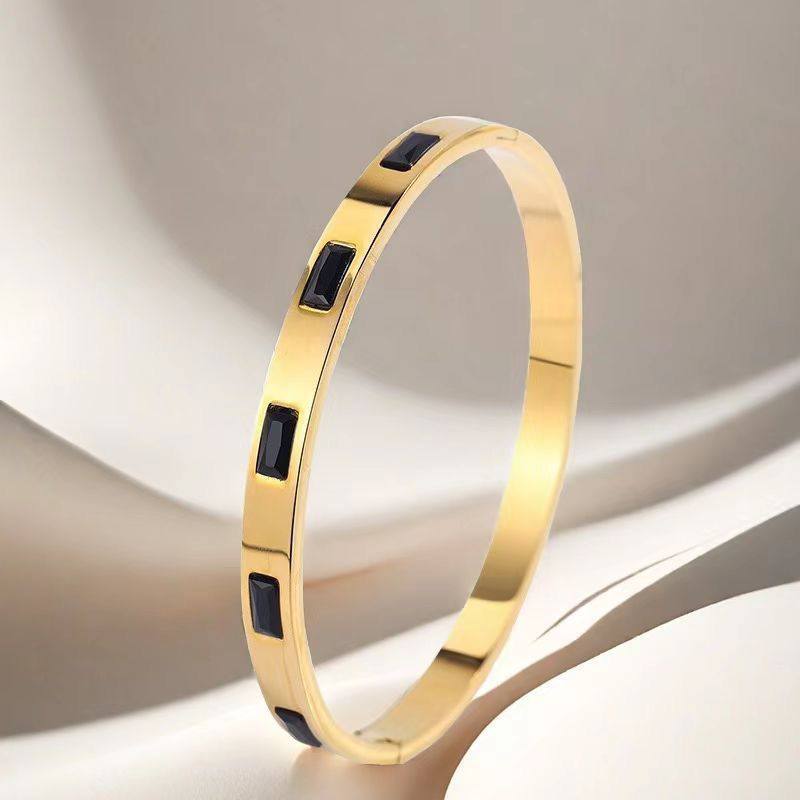 New arrival Stainless steel bangle Non tarnish 
30 dhs✅

Zain243
♥️♥️♥️
