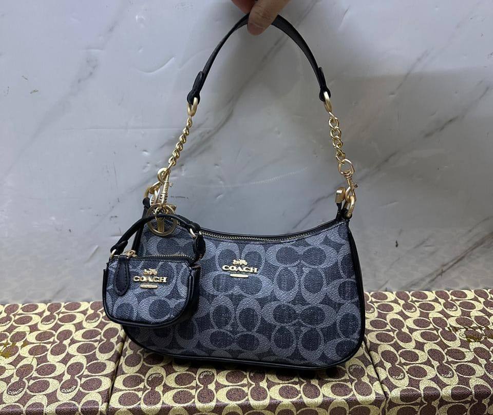 Coach

with box
🎁🎁🎁

95 dhs🪙🌨️

Zain143
♥️♥️♥️