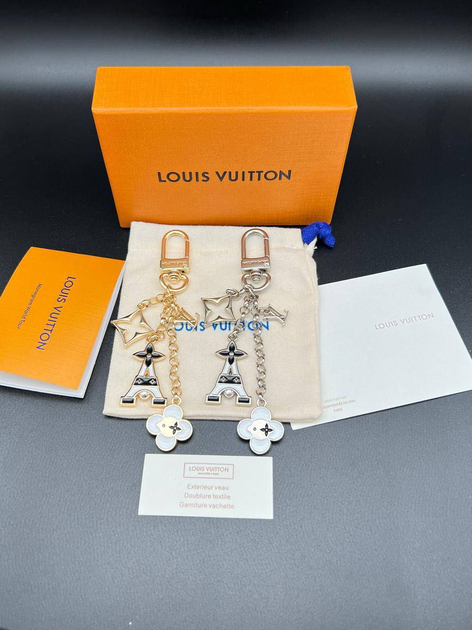 KEYCHAINS
CHANEL & LV 
60 dhs🪙🖤
With MASTER BOX 📦

Zain263
♥️♥️♥️