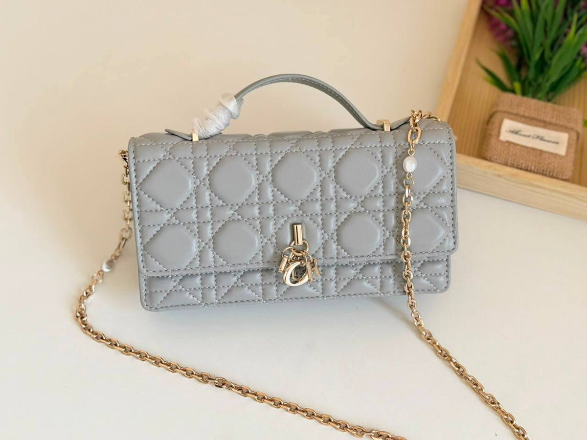 Dior

260 dhs🇦🇪🇦🇪

Zain134
♥️♥️♥️