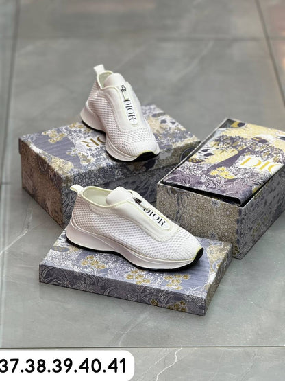Dior shoes 

90 dhs💓

Zain80
♥️♥️♥️