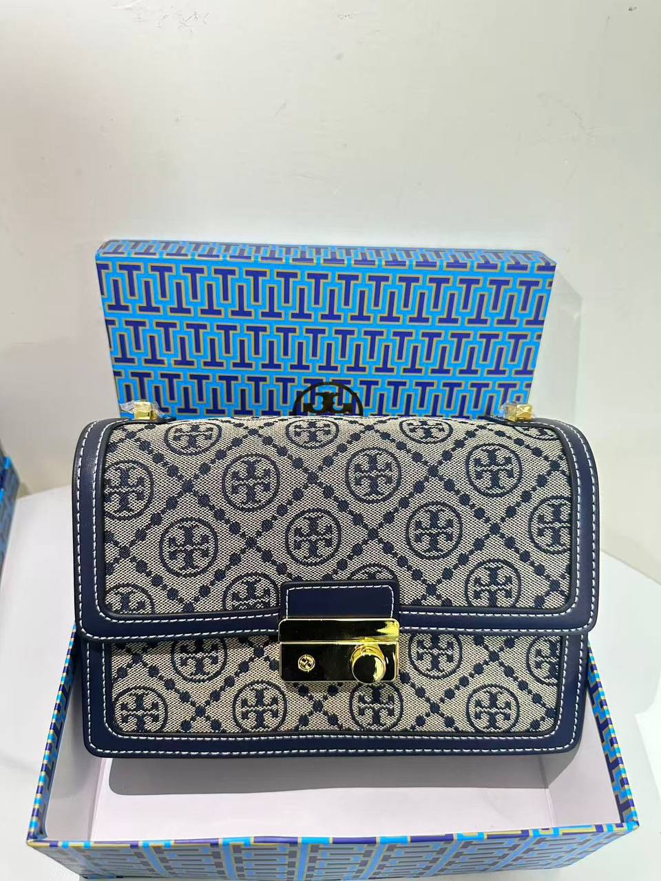 Tory Burch

90 dhs🪙💕
size:23*8*14

Good quality 
with box
🎁🎁🎁

Zain07
♥️♥️♥️