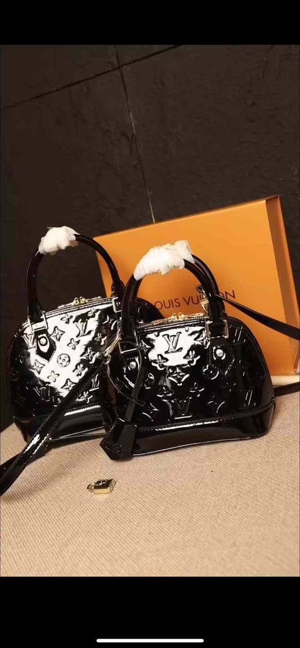LV

95 dhs🪙🌨️

Good quality 

with box
🎁🎁🎁

Zain35
♥️♥️♥️