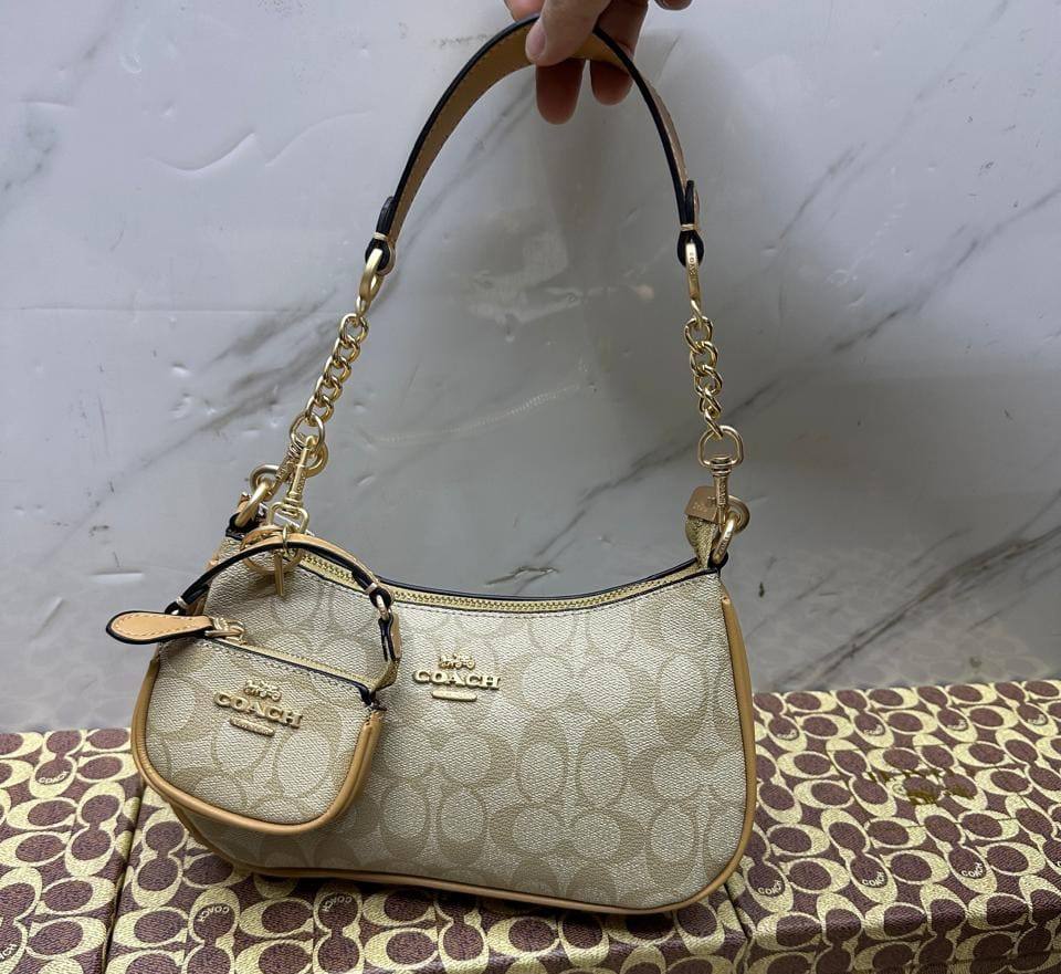 Coach

with box
🎁🎁🎁

95 dhs🪙🌨️

Zain143
♥️♥️♥️