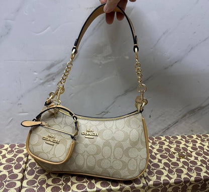 Coach

with box
🎁🎁🎁

95 dhs🪙🌨️

Zain143
♥️♥️♥️