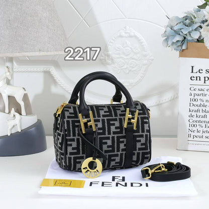 Fendi
100 dhs🌺
SIZE：22cm
Good-quality 

with box🎁🎁🎁

Zain35
♥️♥️♥️