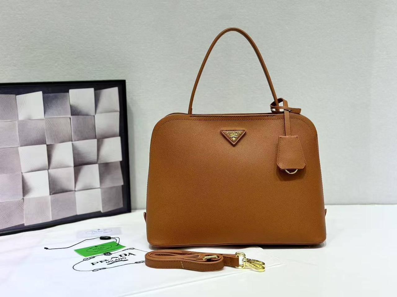 Prada 

size 32 cm 

good quality 

115 dhs🇦🇪

Zain278
♥️♥️♥️