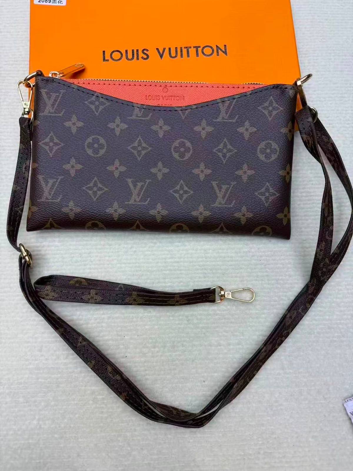 LV
Size  25×14cm
Withbox
70 dhs🇦🇪🇦🇪

Zain04
♥️♥️♥️