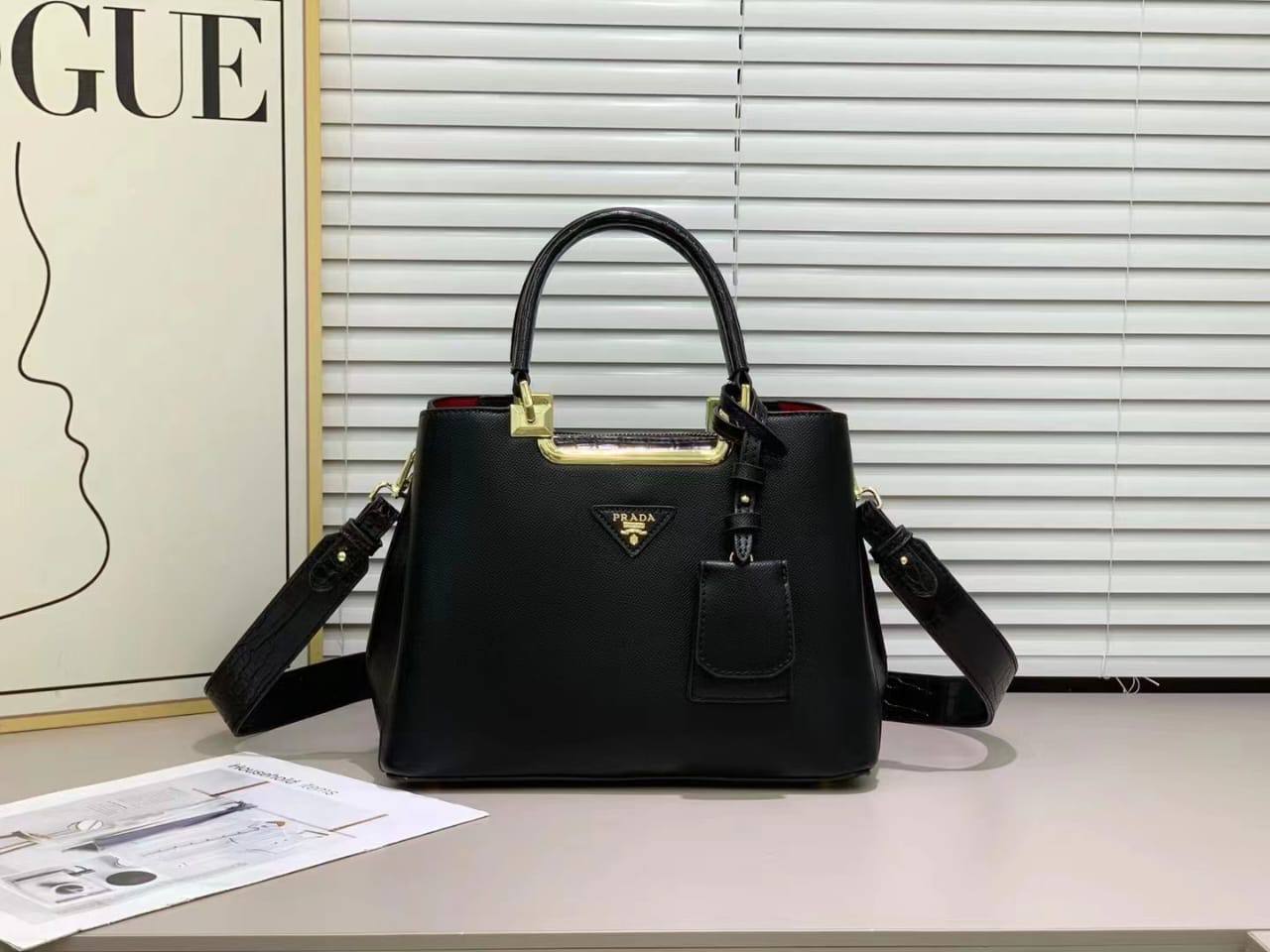 Prada 
120 dhs✅
size29.13.22👈

Zain161
♥️♥️♥️