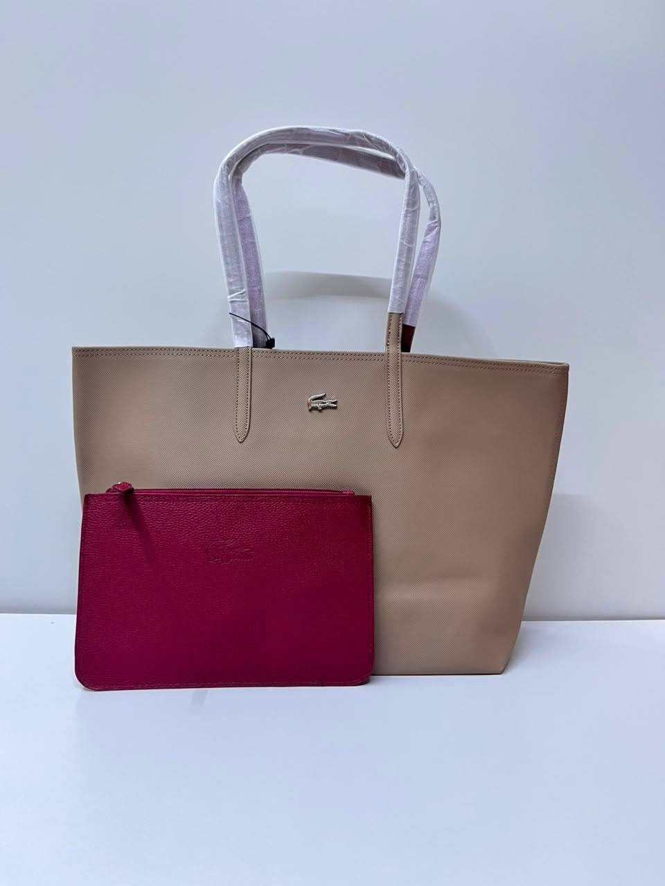 Lacoste 
75 dhs💓
size 47×13×28cm

Zain42
♥️♥️♥️