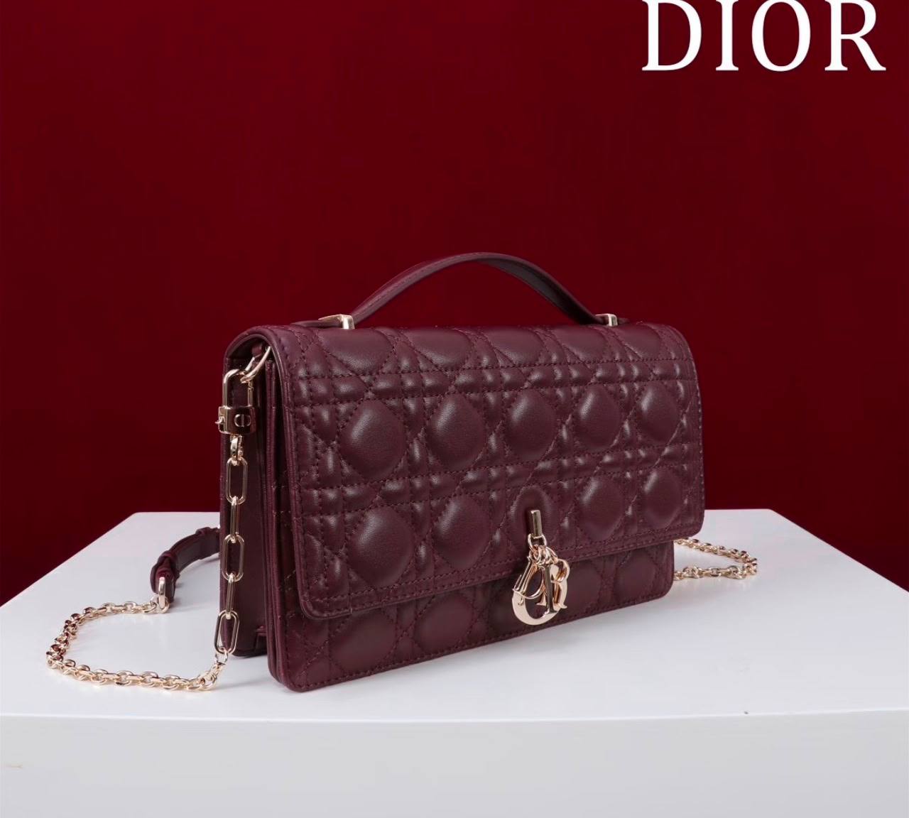 Dior
110 dhs✅
size：22cm
Good-quality 

with box🎁🎁🎁

Zain35
♥️♥️♥️