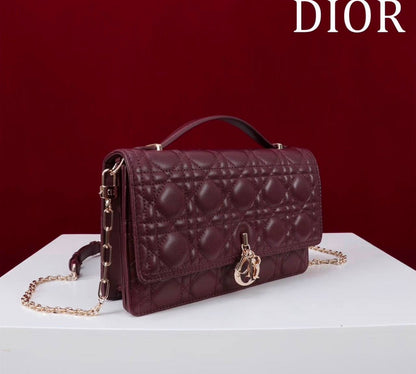 Dior
110 dhs✅
size：22cm
Good-quality 

with box🎁🎁🎁

Zain35
♥️♥️♥️