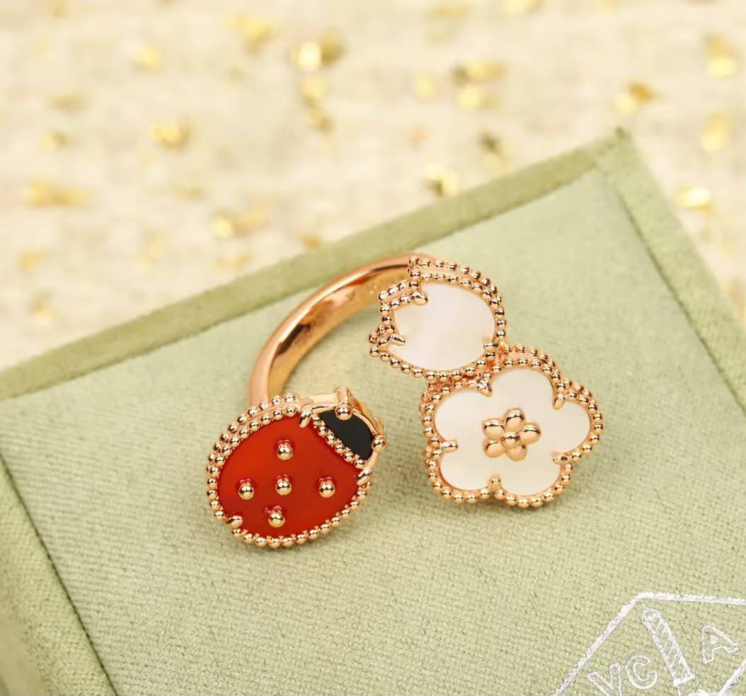 VCA SET 
Necklace 🦋
Earring❤️‍🔥
Bracelet ✨
Ring free size
Master quality 💯
With normal boxes 🗃️ 
315 dhs🇦🇪🇦🇪


With master box 📦 
365 dhs🇦🇪🇦🇪

Zain216
♥️♥️🥹