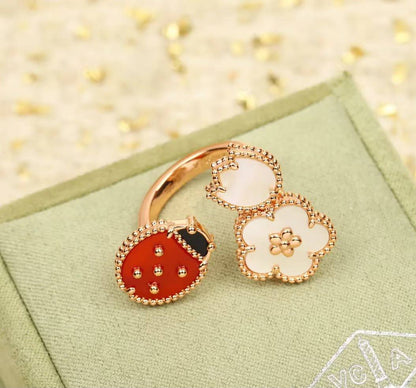 VCA SET 
Necklace 🦋
Earring❤️‍🔥
Bracelet ✨
Ring free size
Master quality 💯
With normal boxes 🗃️ 
315 dhs🇦🇪🇦🇪


With master box 📦 
365 dhs🇦🇪🇦🇪

Zain216
♥️♥️🥹