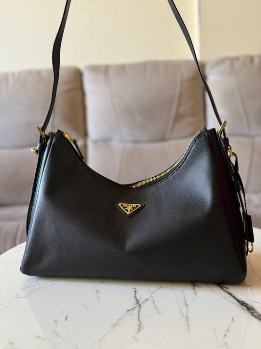 PRADA
36cm
300 dhs❣️
Top qualit
With box🎁

Zain167
♥️♥️♥️