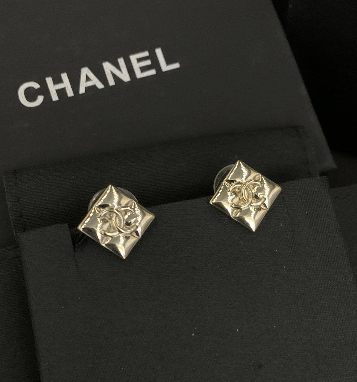 CHANEL MASTER
EARRING💫✨
60 DHS🇦🇪🇦🇪
WITH BOX AND PAPER BAG🛍️🎁

Zain89
♥️♥️♥️