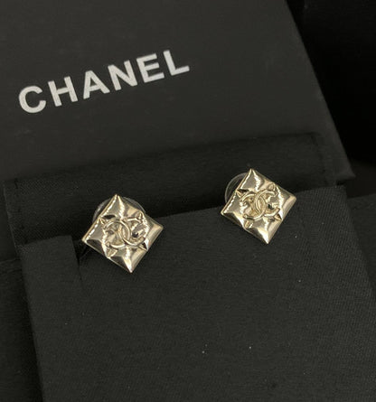 CHANEL MASTER
EARRING💫✨
60 DHS🇦🇪🇦🇪
WITH BOX AND PAPER BAG🛍️🎁

Zain89
♥️♥️♥️
