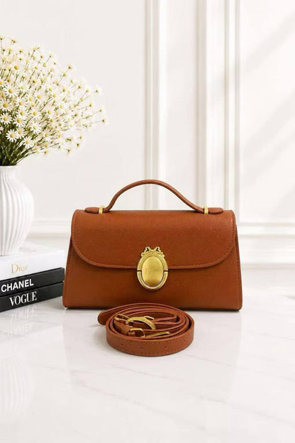 Dior
Best quality with box’s 
110 dhs🇦🇪🇦🇪
size 24 Cm

Zain290
♥️♥️♥️
