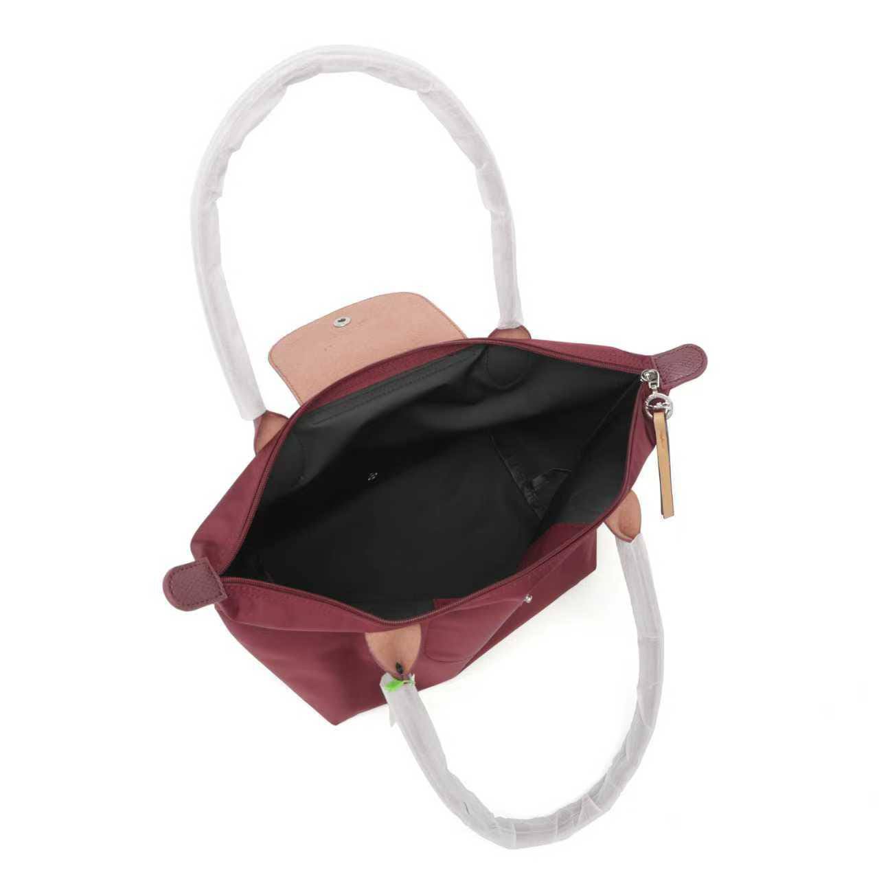 NEW CAME 
LONG CHAMP 
GOOD QUALITY 
60 dhs🇦🇪🇦🇪
SIZE :- *48*19*30cm

Zain40
♥️♥️♥️