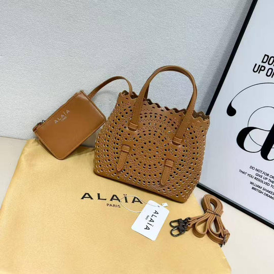 Alaia
Best quality 
90 dhs🪙💚
size 21cm

Zain158
♥️♥️♥️