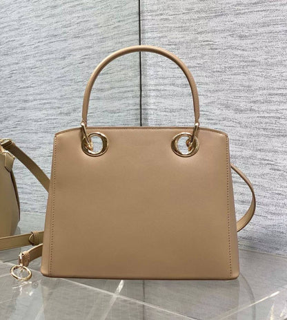 DIOR 
 GOOD QUALITY 
105 dhs🇦🇪🇦🇪

Zain39
♥️♥️♥️