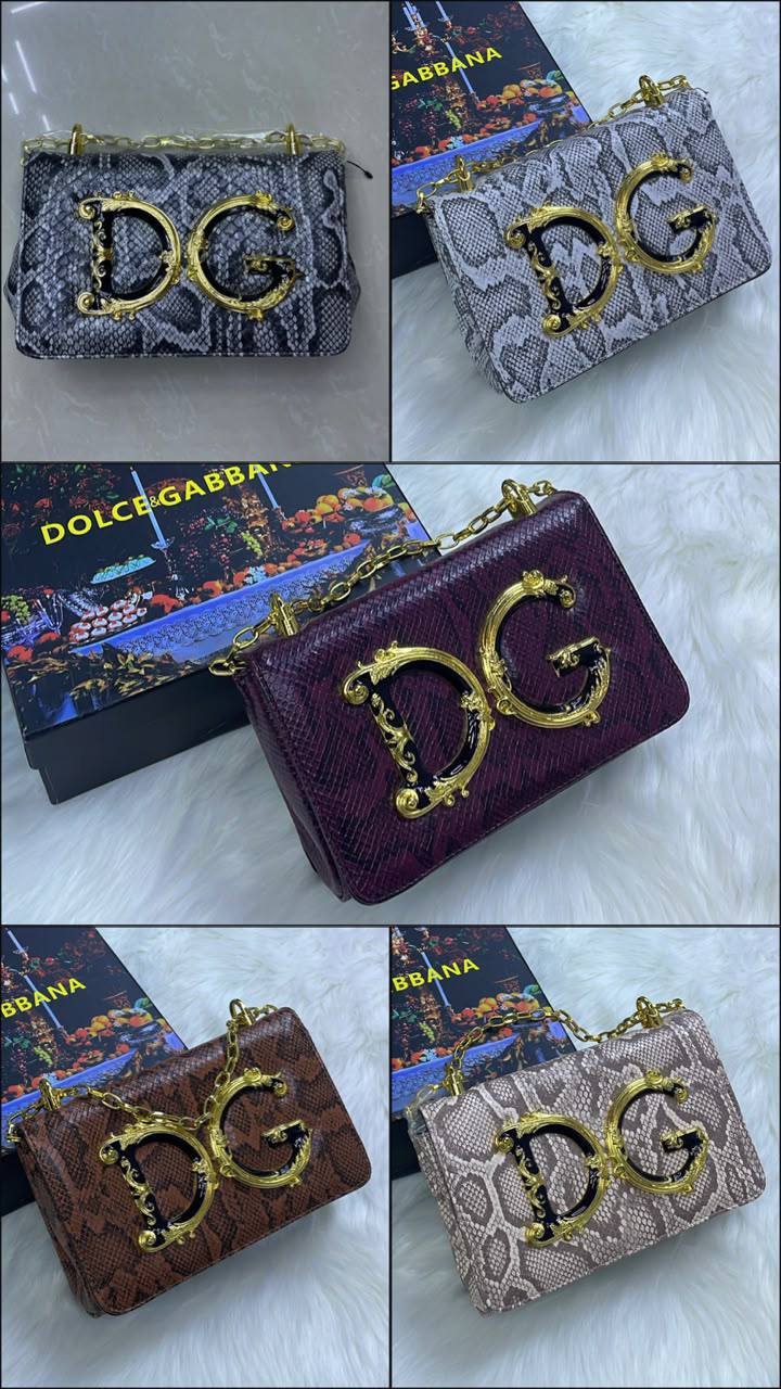 D&G

90 dhs
With box

Zain72
♥️♥️♥️