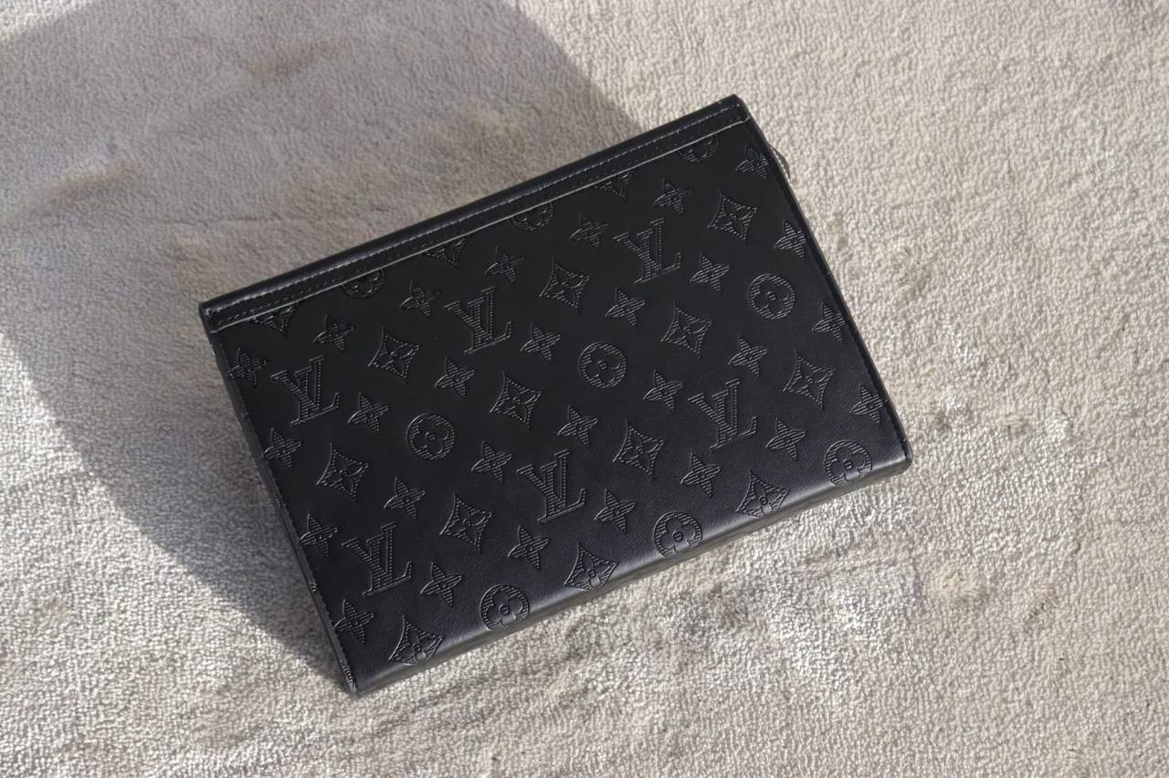 Men's Clutch
90 dhs💓
With Box

Zain33
♥️♥️♥️