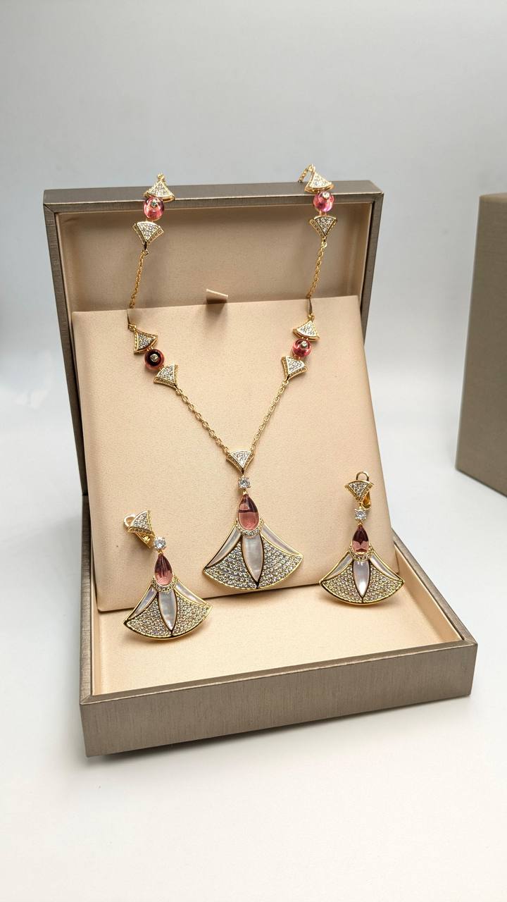 Bvlgari
*Master Quality* 
*Necklace & Earrings*
280 dhs💓 with Normal Box 🎁
310 dhs💓 with Good Box 🎁
335 dhs💓 with Master Box 🎁

Zain210
♥️♥️♥️