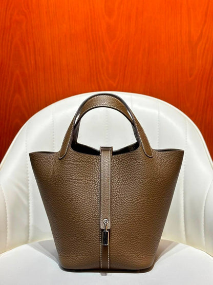 Hermes new collection 💕💯
Hand made 💯❤️
With full packing 📦🎀
Available ❤️❤️
For Price 👇 WhatsApp✅
0568585901 
0507557372
0552275751 Owner Zain 👌

Zain252
♥️♥️♥️