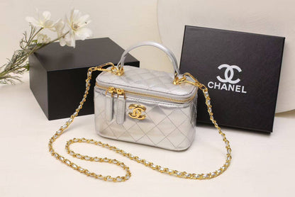 CHANEL 

NEW CAME GOOD QUALITY 
WITH BOX 
🎁🎁🎁

100 dhs🌺

Zain39
♥️♥️♥️