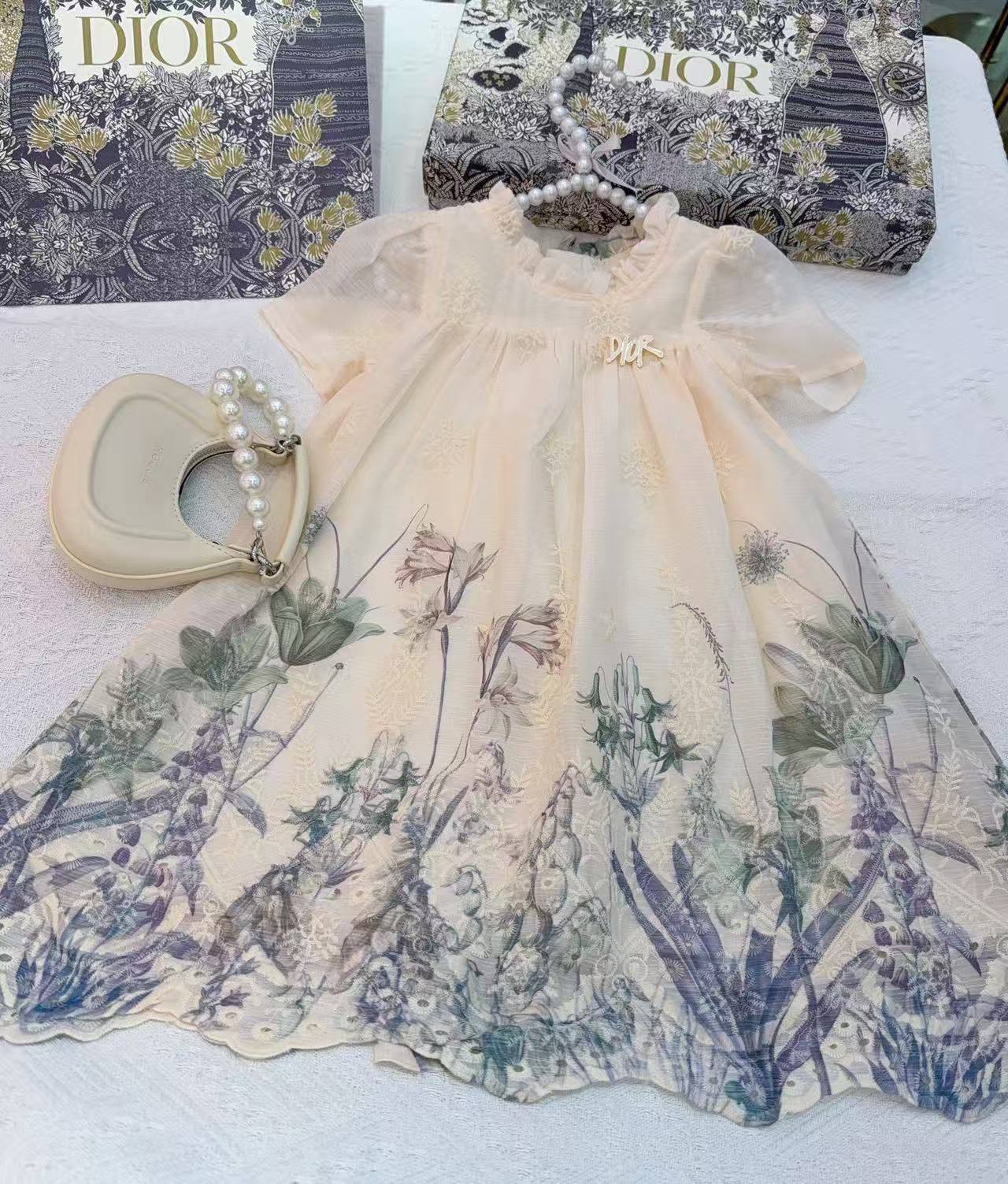 Dior
1-12y 170 dhs❣️

Zain151
♥️♥️♥️