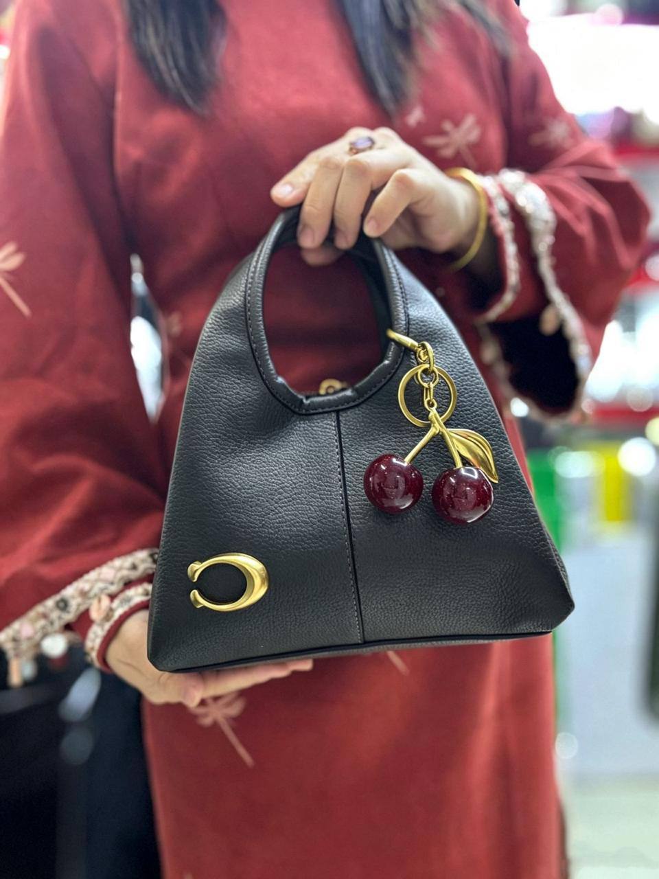 Coach Lana

1⃣️ First quality +🎁

Size: 26 ~ 23 *16 cm

85 dhs🇦🇪🇦🇪

 with box🎁

Zain115
♥️♥️♥️