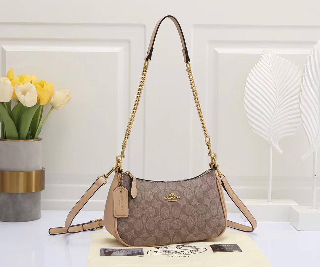 Coach
95 dhs🇦🇪🇦🇪 
high quality With box24cm

Zain21
♥️♥️♥️