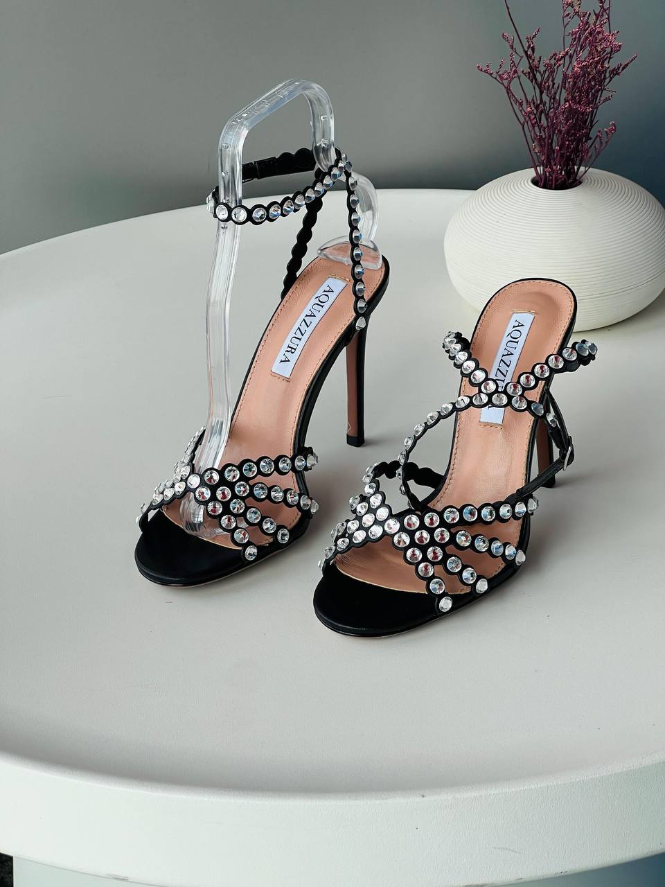 AQUAZZURA VIP 😇

340 dhs 

36-42

Zain43
♥️♥️♥️