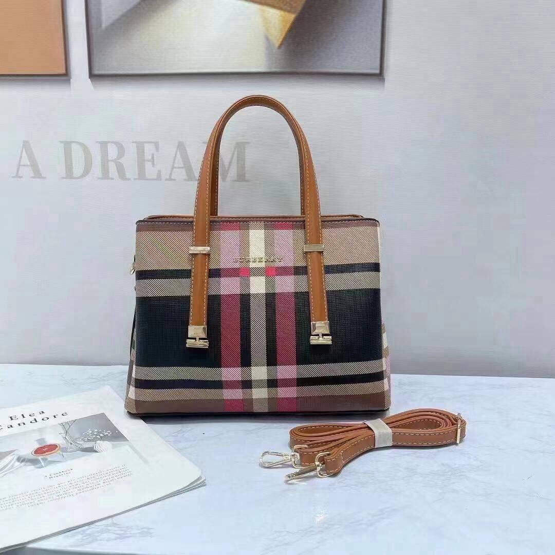 Burberry 
Good Quality 
100 dhs🪙💕

Zain250
♥️♥️♥️