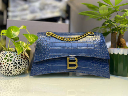 BALENCIAGA 

90 dhs🗽

with box
🎁🎁🎁

Zain90
♥️♥️♥️