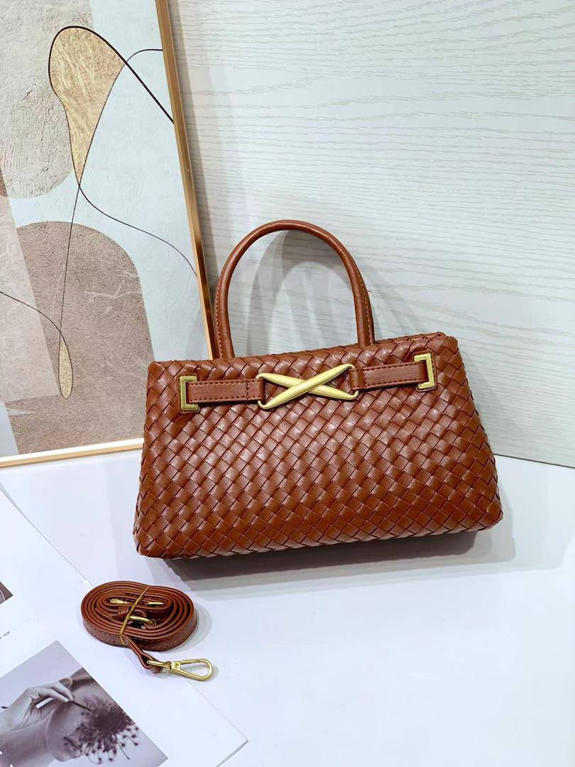 Bottega
95 dhs🪙🌨️
size 27×10×16cm

Zain41
♥️♥️♥️